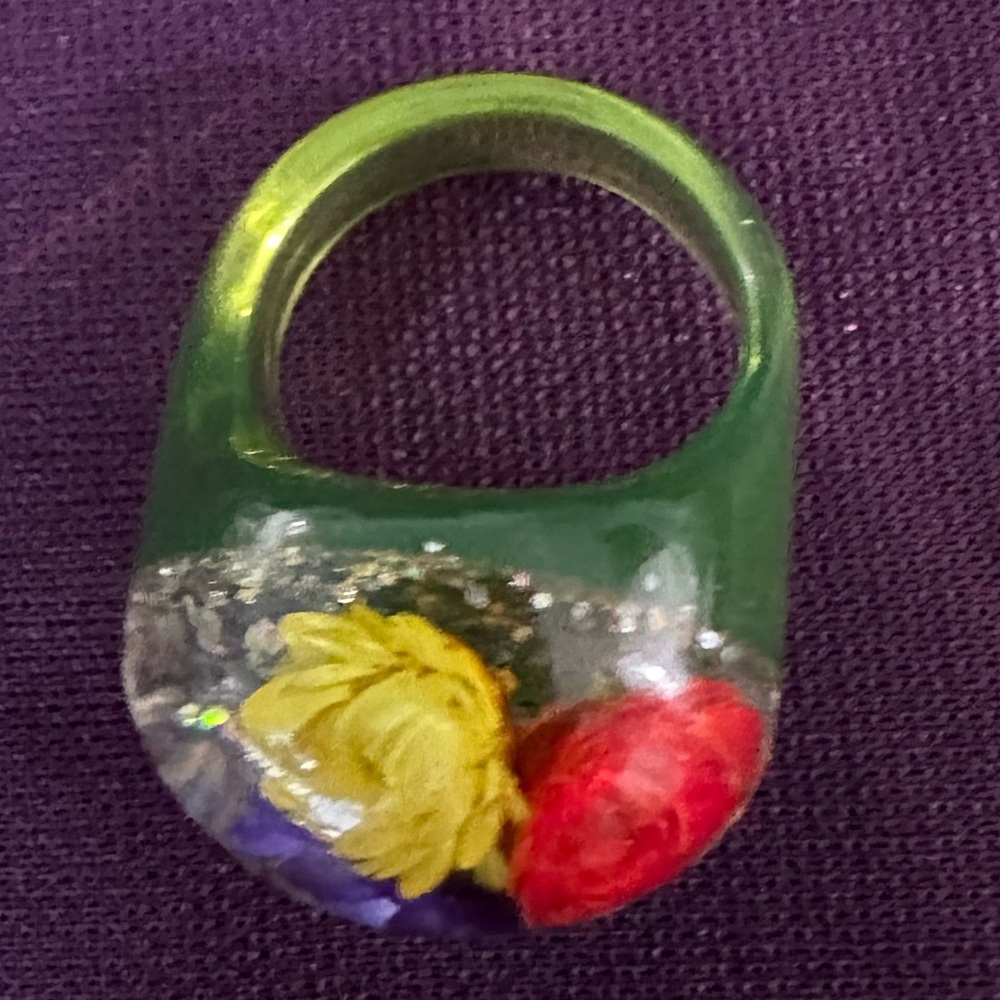 ⭐️HOST PICK⭐️ Vintage Groovy Flower Power Ring of the 60’s - Lucite Dome - Picture 4 of 7